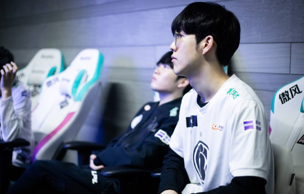 忌服装的束 忌服装的束